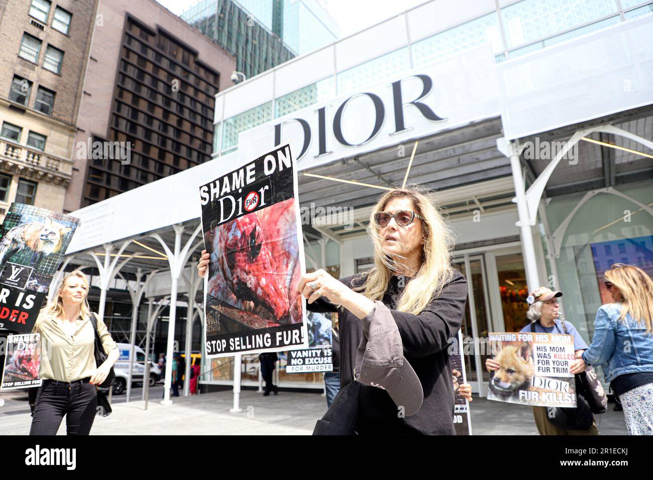 Nova York Eua. 13th May 2023. NEW Protest against sale of Furs at Dior Store. May 13 2023 New York USA A group of environmentalists protest against the sale of furs in