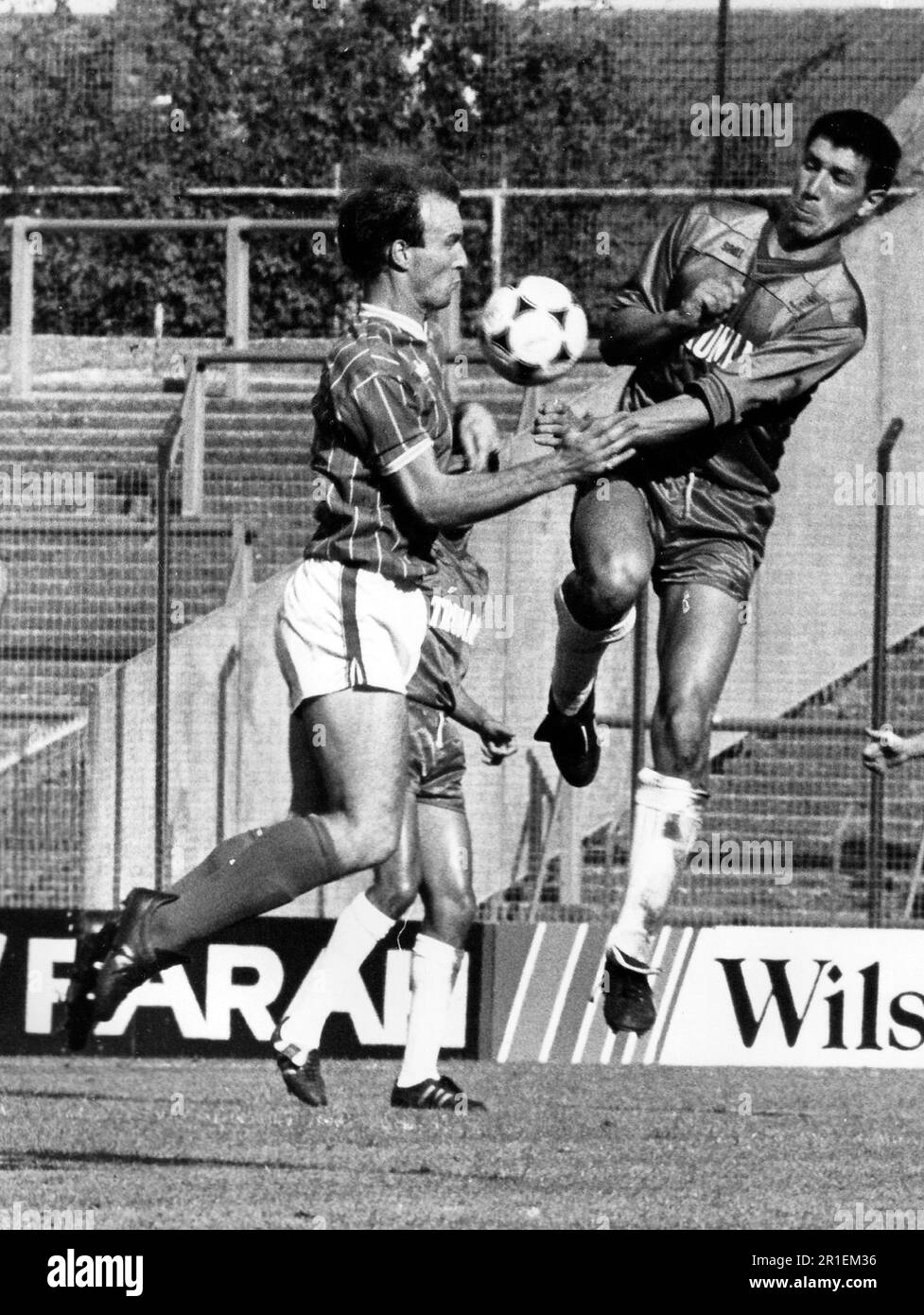 PORTSMOUTH V WIMBLEDON, 1987. BILLY GILBERT AND CARLTON FAIRWEATHER BATTLE FOF THE BALL PIC MIKE