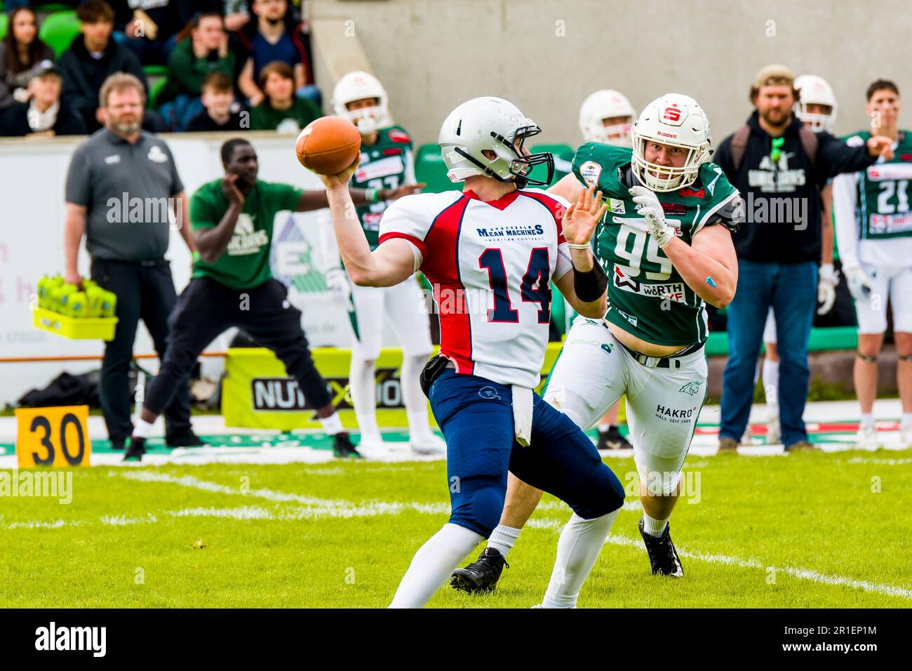 Shwaebisch Hall, Germany. 13th May, 2023. CEFL: Schwäbisch Hall Unicorns v Stockholm Mean Machines. QB # 14 Mark Pappas/Stockholm Mean Machines vs. DL # 95 Jorin Herrmann/Schwäbisch Hall Unicorns Credit: Frank Baumert/Alamy Live News Stock Photo