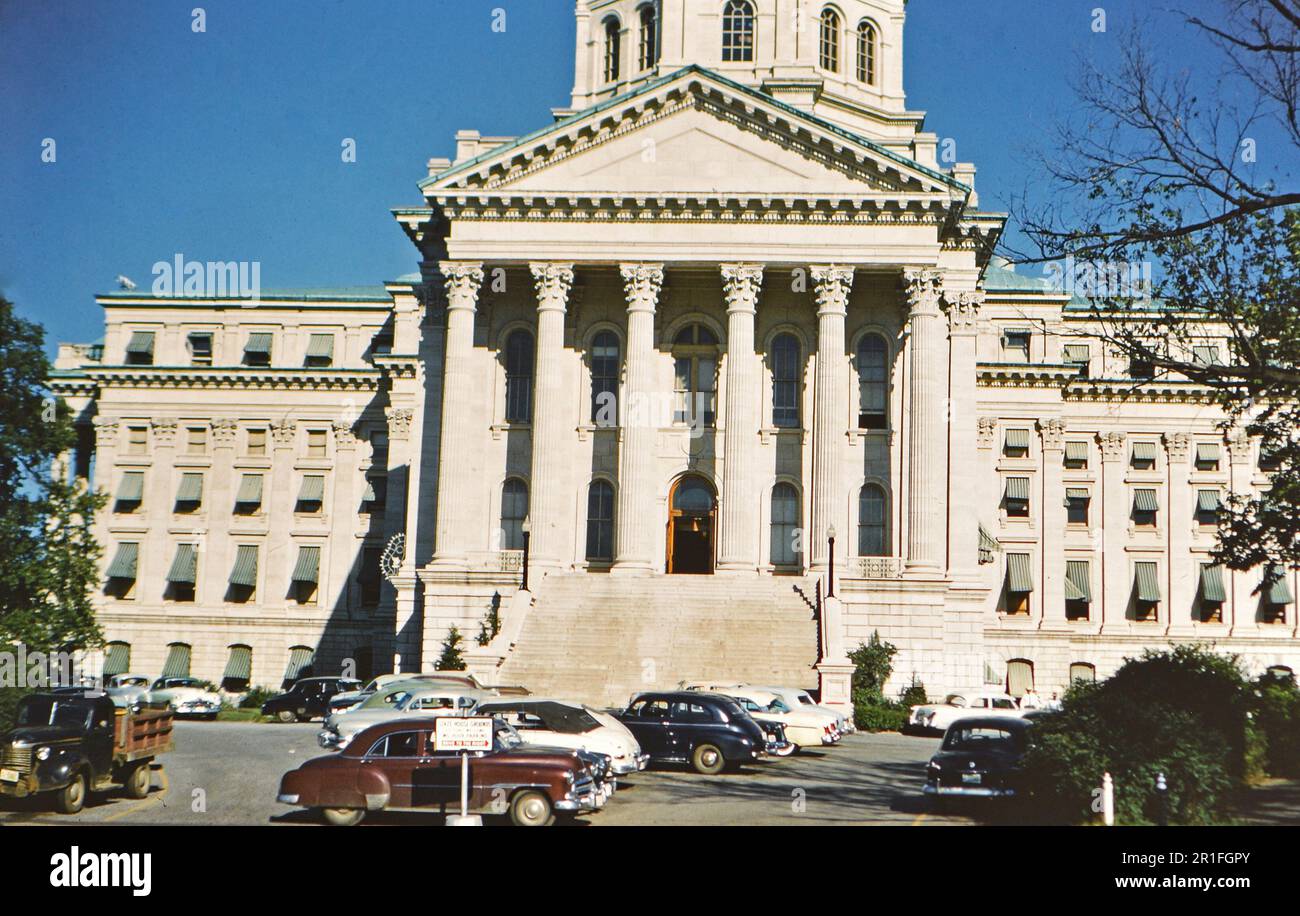 Cars parked in front of the Kansas state capitol (r) ca. 1950-1955 Stock Photo