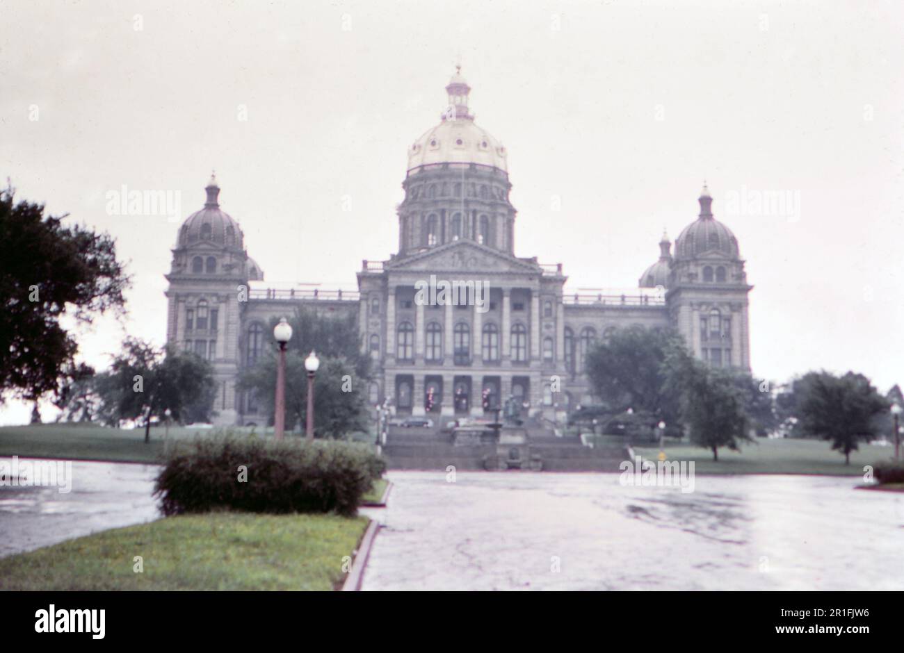 Rainy day at the Iowa state capitol in Des Moines Iowa (r) ca. 1950-1955 Stock Photo