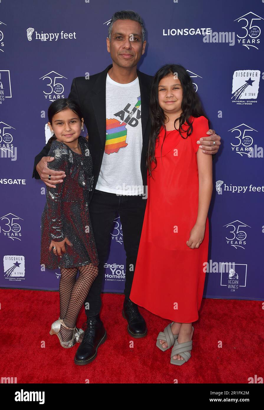 Tony Kanal and his children arrive at the 2023 My Friend's Place Gala ...