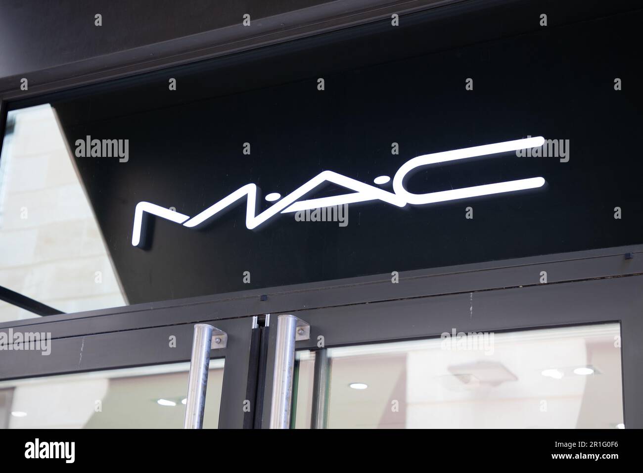 Bordeaux , Aquitaine  France - 05 09 2023 : mac sign text and logo brand on chain facade shop Cosmetics Make-up Art manufacturer Stock Photo