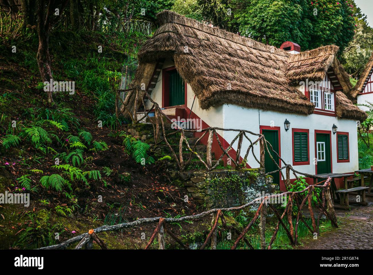 Casa de Santana', a traditional type of house in Madeira Islands, more  specifically in Santana region (Portugal) recreated in Minecraft :  r/Minecraftbuilds