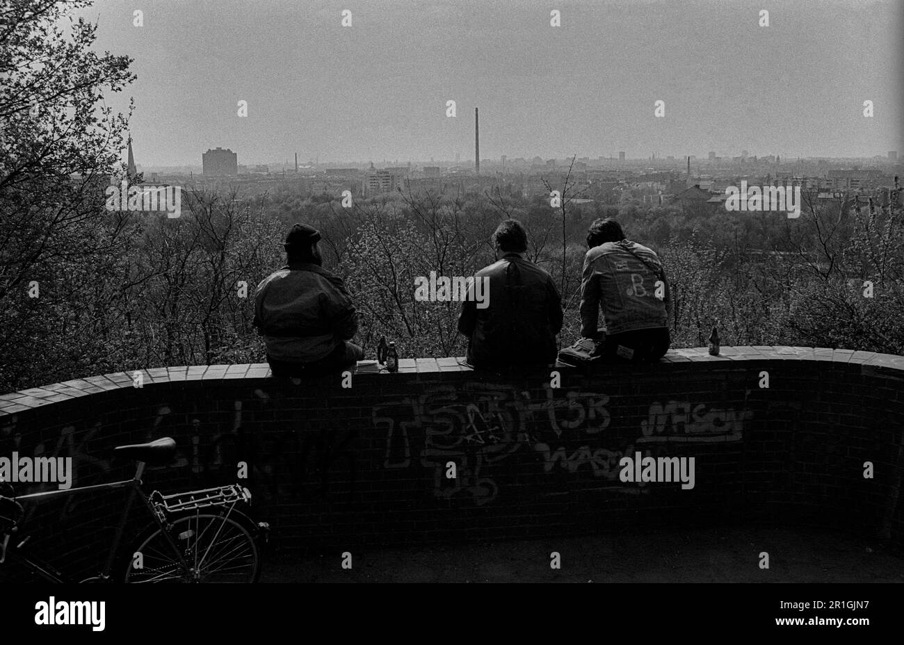 GDR, Berlin, 07.04.1990, on the bunker in the Humboldthain, three men with beer bottles, view of Wedding Stock Photo