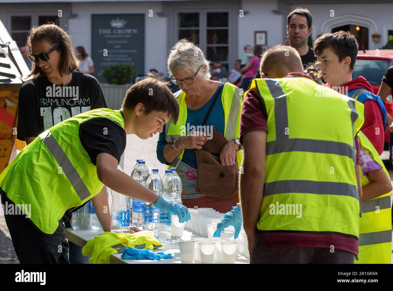 Helpers setting up the water station for the Framlingham Flyers 10km road race Stock Photo
