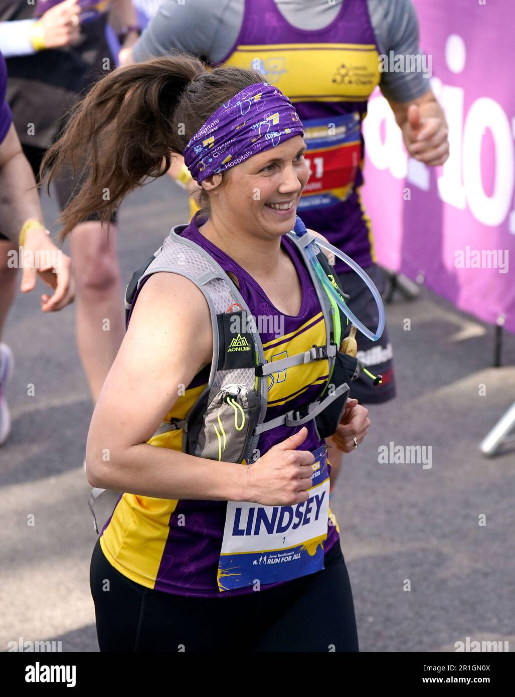 Lindsey Burrow The Wife Of Rob Burrow At The Start Of The 2023 Rob Burrow Leeds Marathon 
