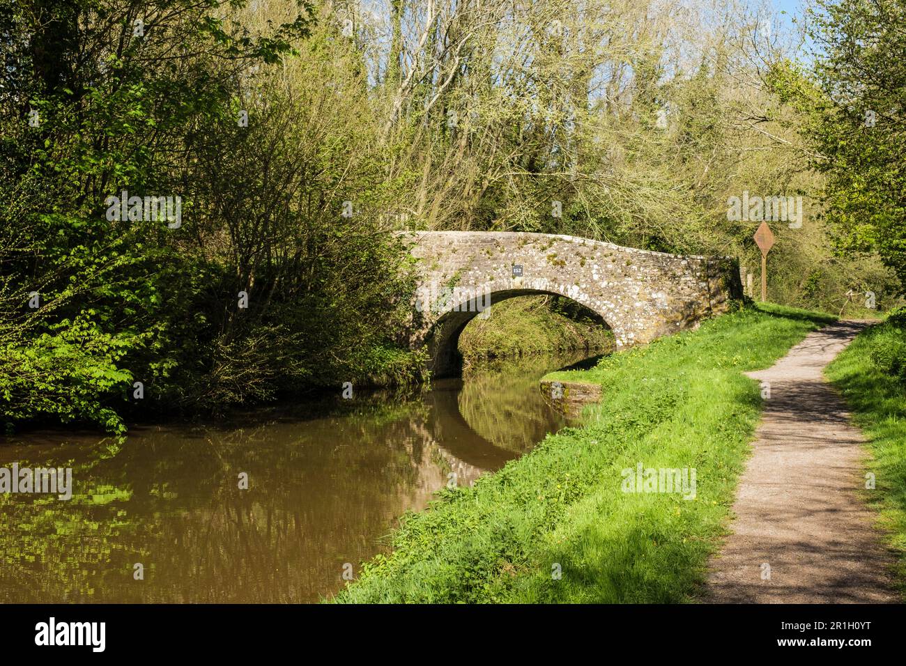 Taff Trail on tow path and old bridge 152 on Monmouthshire and Brecon Canal. Pencelli, Brecon, Powys, Wales, UK, Britain Stock Photo
