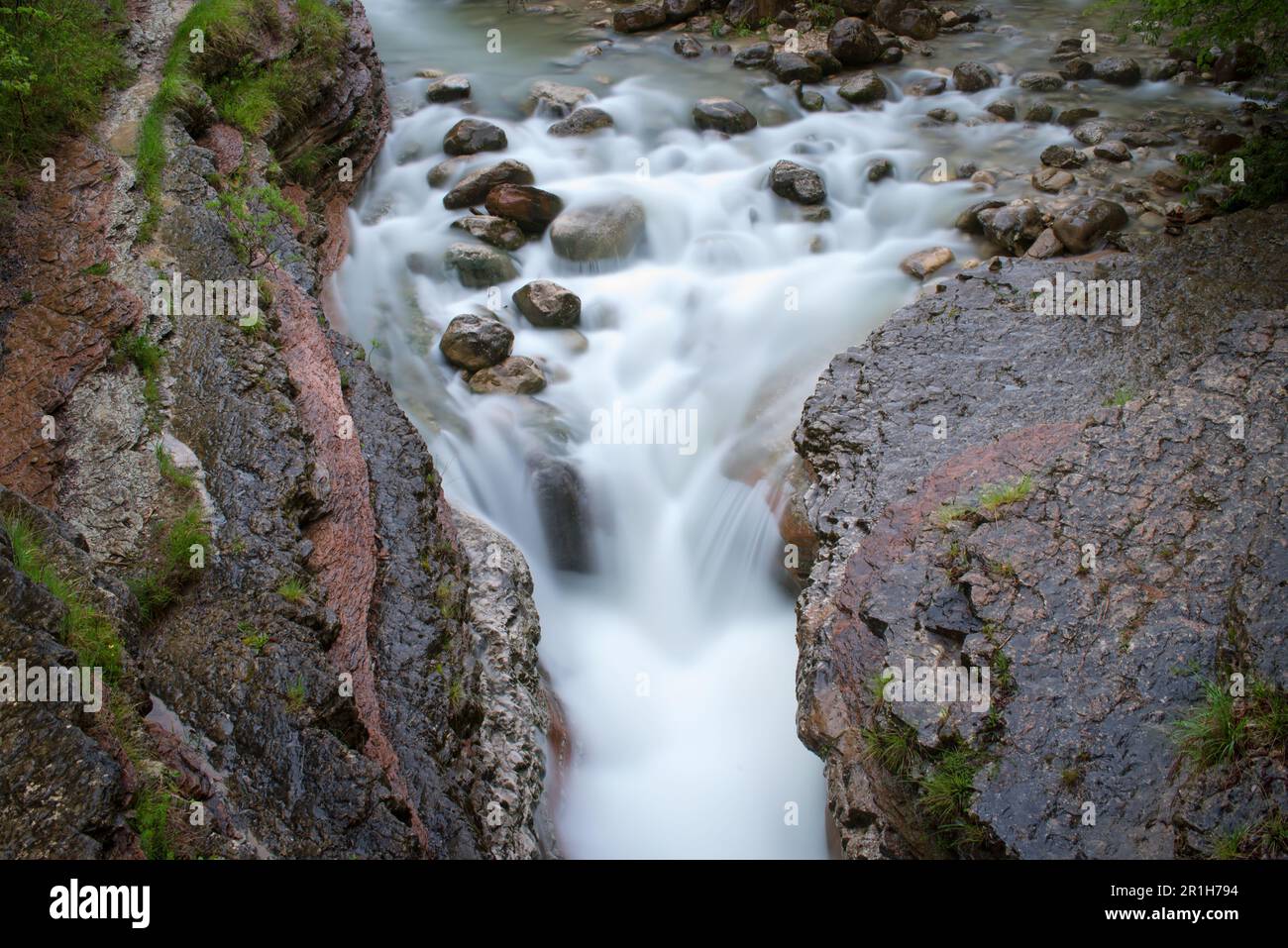 lunga esposizione all'acqua di un fiume che scorre in un canyon, brent de lart Stock Photo