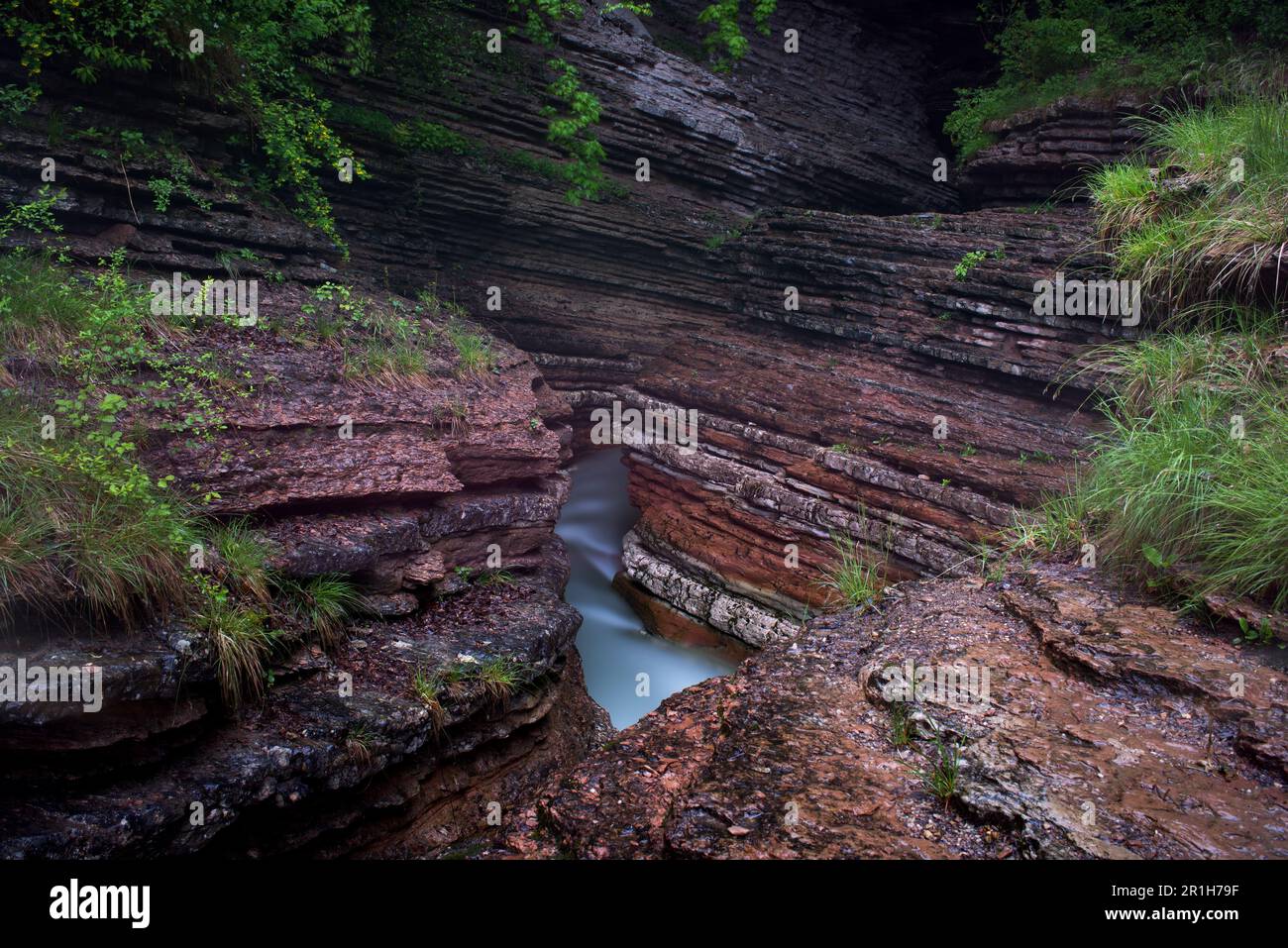 lunga esposizione all'acqua di un fiume che scorre in un canyon, brent de lart Stock Photo