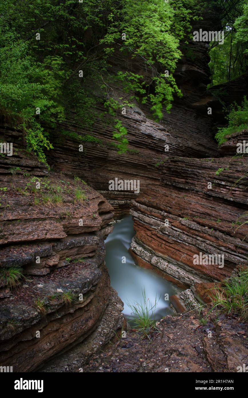 lunga esposizione all'acqua di un fiume che scorre in un canyon, brent de lart Stock Photo