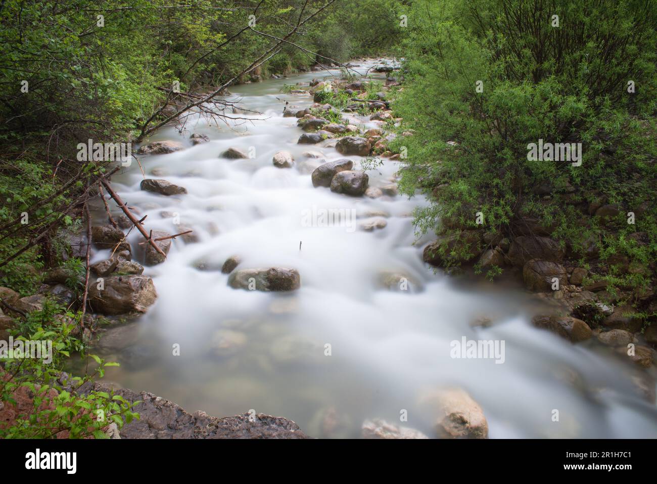 lunga esposizione all'acqua di un fiume che scorre in un canyon, brent de lart Stock Photo