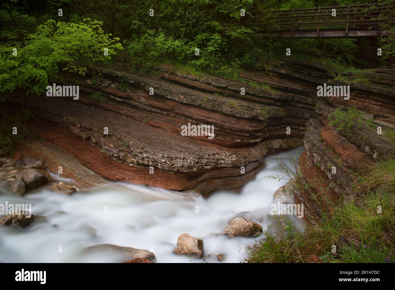 lunga esposizione all'acqua di un fiume che scorre in un canyon, brent de lart Stock Photo