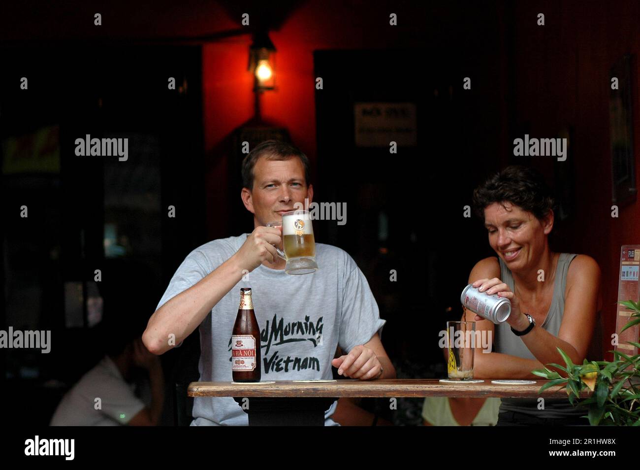 Ha Noi Vietnam: Tourists drinking beer on the street. 越南旅游, Turismo Vietnamita, वियतनाम पर्यटन, Vietnam voluptuaria, 베트남 관광, ベトナム観光, ឌូលីច វៀតណាម Stock Photo