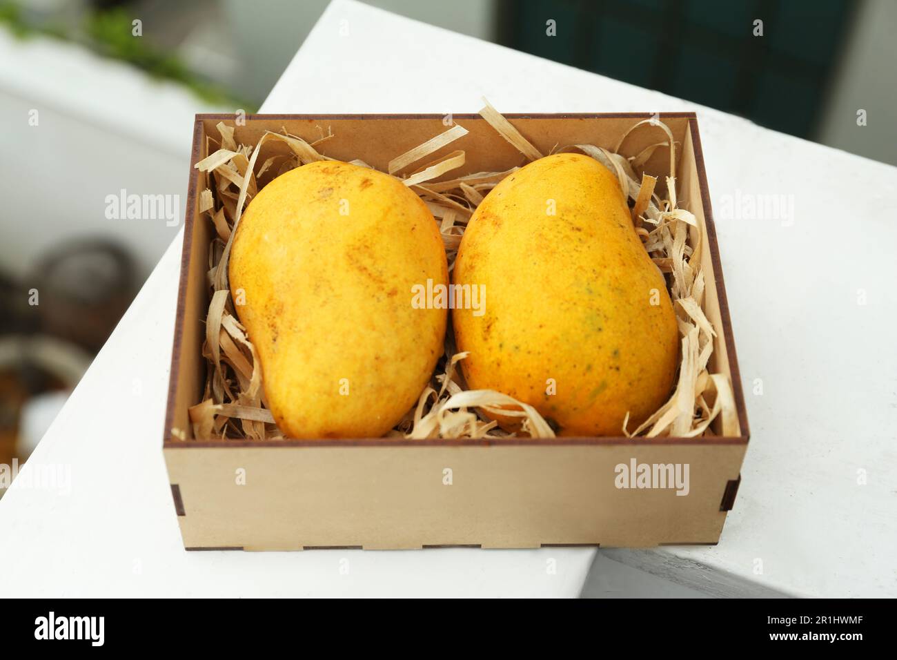 Box of mangoes hi-res stock photography and images - Alamy