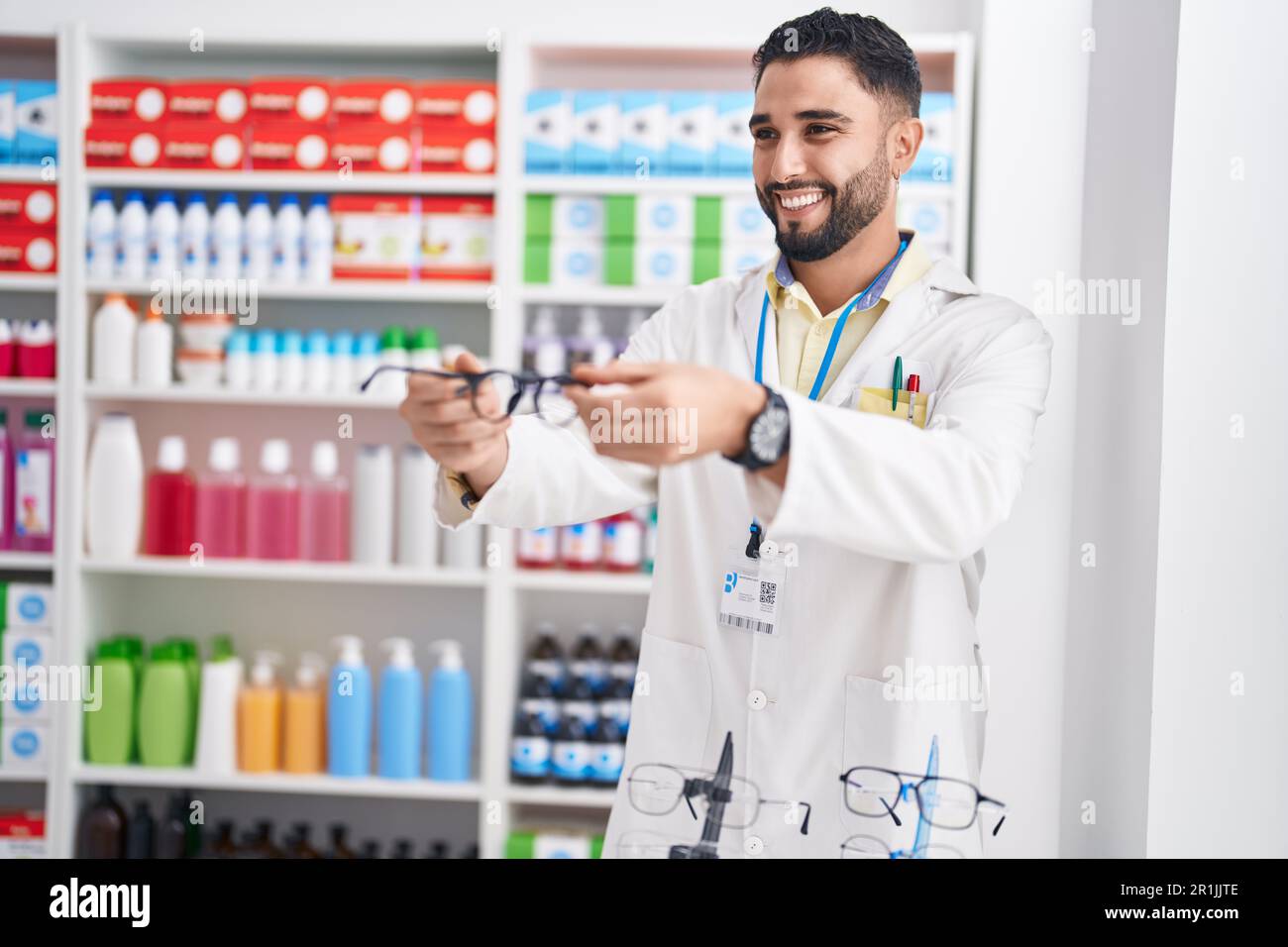 Arab pharmacist at counter hi-res stock photography and images - Alamy