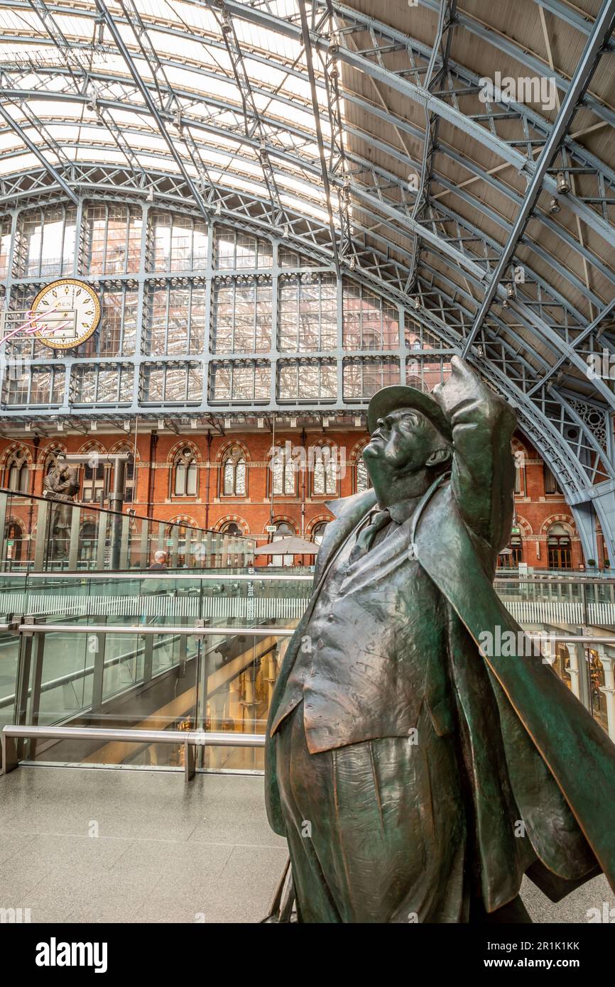 Statue of Sir John Betjeman, St Pancras Station, London, UK Stock Photo