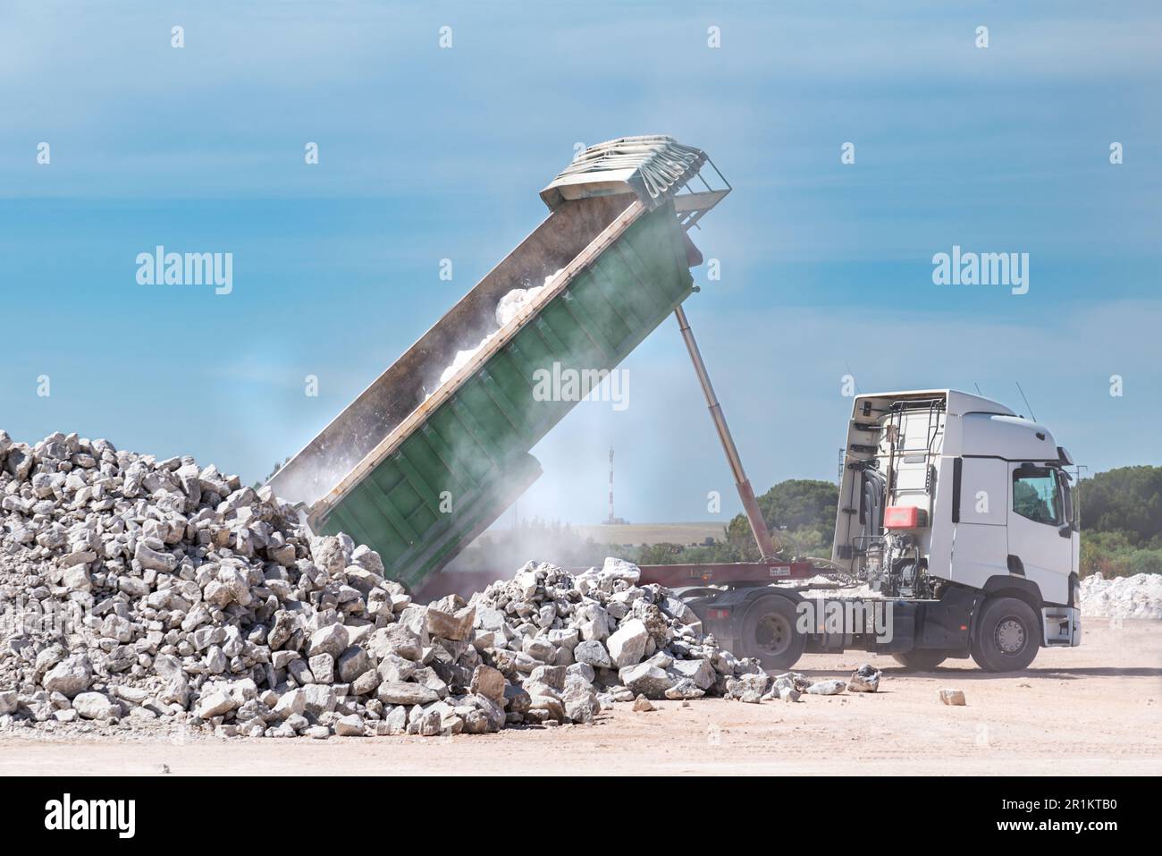 Dump truck unloading hi-res stock photography and images - Alamy