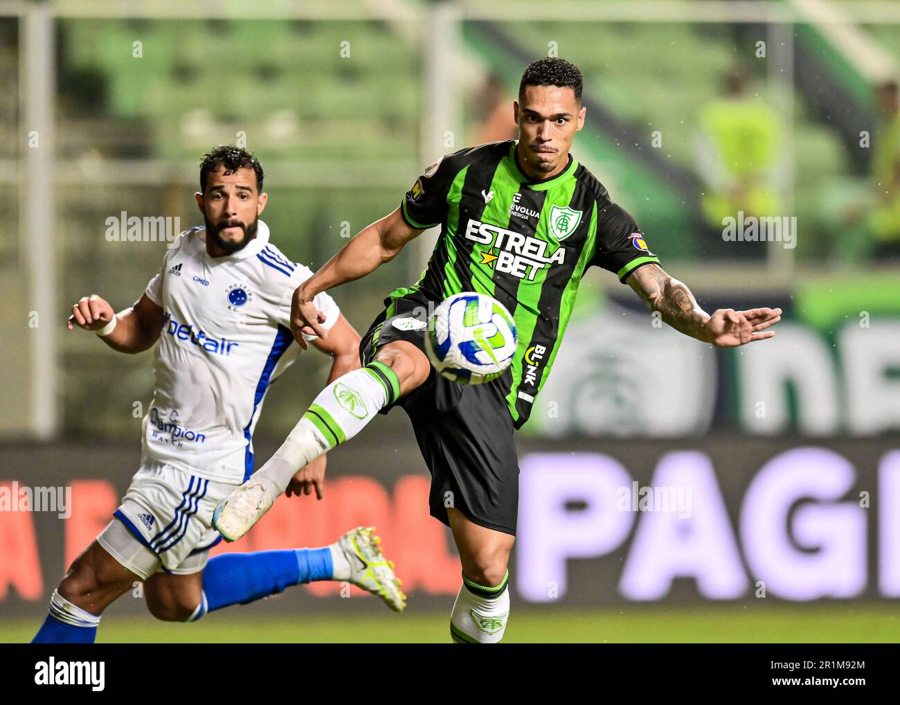 Belo Horizonte, Brazil. 14th May, 2023. Eder of America Mineiro battles for possession with Henrique Dourado of Cruzeiro, during the match between America Mineiro and Cruzeiro, for the Brazilian Serie A 2023, at Arena Independencia Stadium, in Belo Horizonte on May 14. Photo: Gledston Tavares/DiaEsportivo/Alamy Live News Credit: DiaEsportivo/Alamy Live News Stock Photo