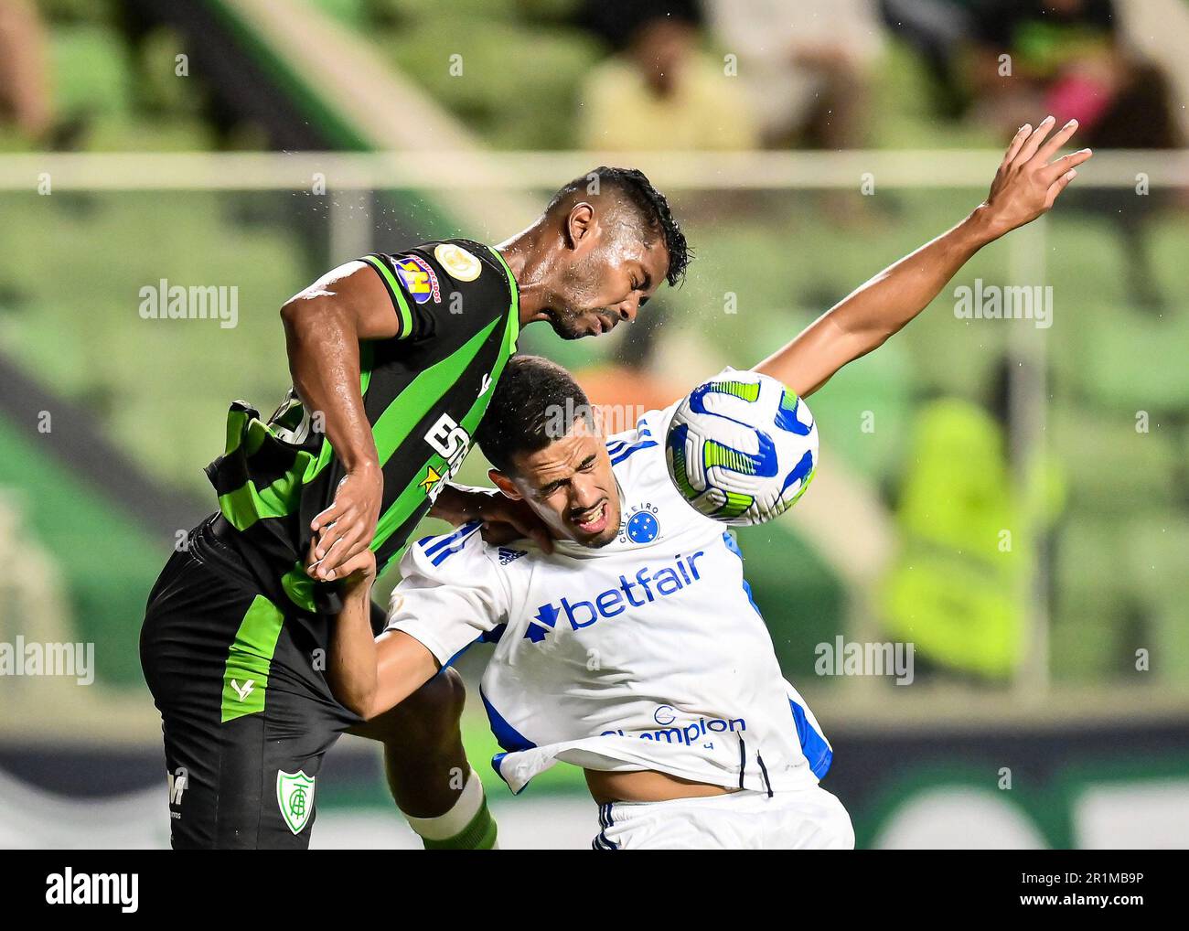 Belo Horizonte, Brazil. 14th May, 2023. Ricardo Silva of America Mineiro battles for possession with Lucas Oliveira of Cruzeiro, during the match between America Mineiro and Cruzeiro, for the Brazilian Serie A 2023, at Arena Independencia Stadium, in Belo Horizonte on May 14. Photo: Gledston Tavares/DiaEsportivo/Alamy Live News Credit: DiaEsportivo/Alamy Live News Stock Photo