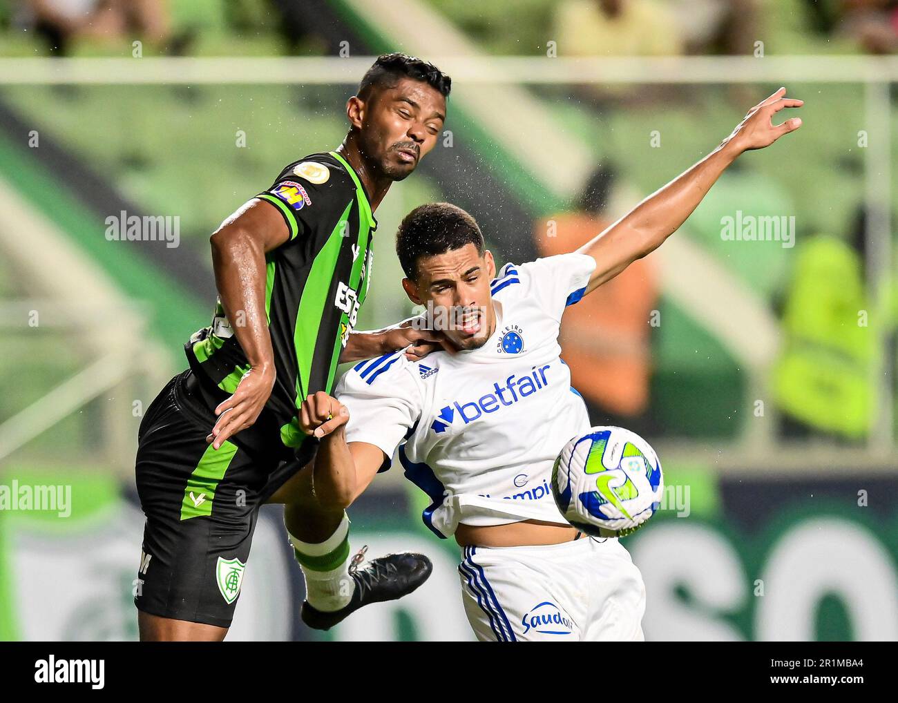Belo Horizonte, Brazil. 14th May, 2023. Ricardo Silva of America Mineiro battles for possession with Lucas Oliveira of Cruzeiro, during the match between America Mineiro and Cruzeiro, for the Brazilian Serie A 2023, at Arena Independencia Stadium, in Belo Horizonte on May 14. Photo: Gledston Tavares/DiaEsportivo/Alamy Live News Credit: DiaEsportivo/Alamy Live News Stock Photo