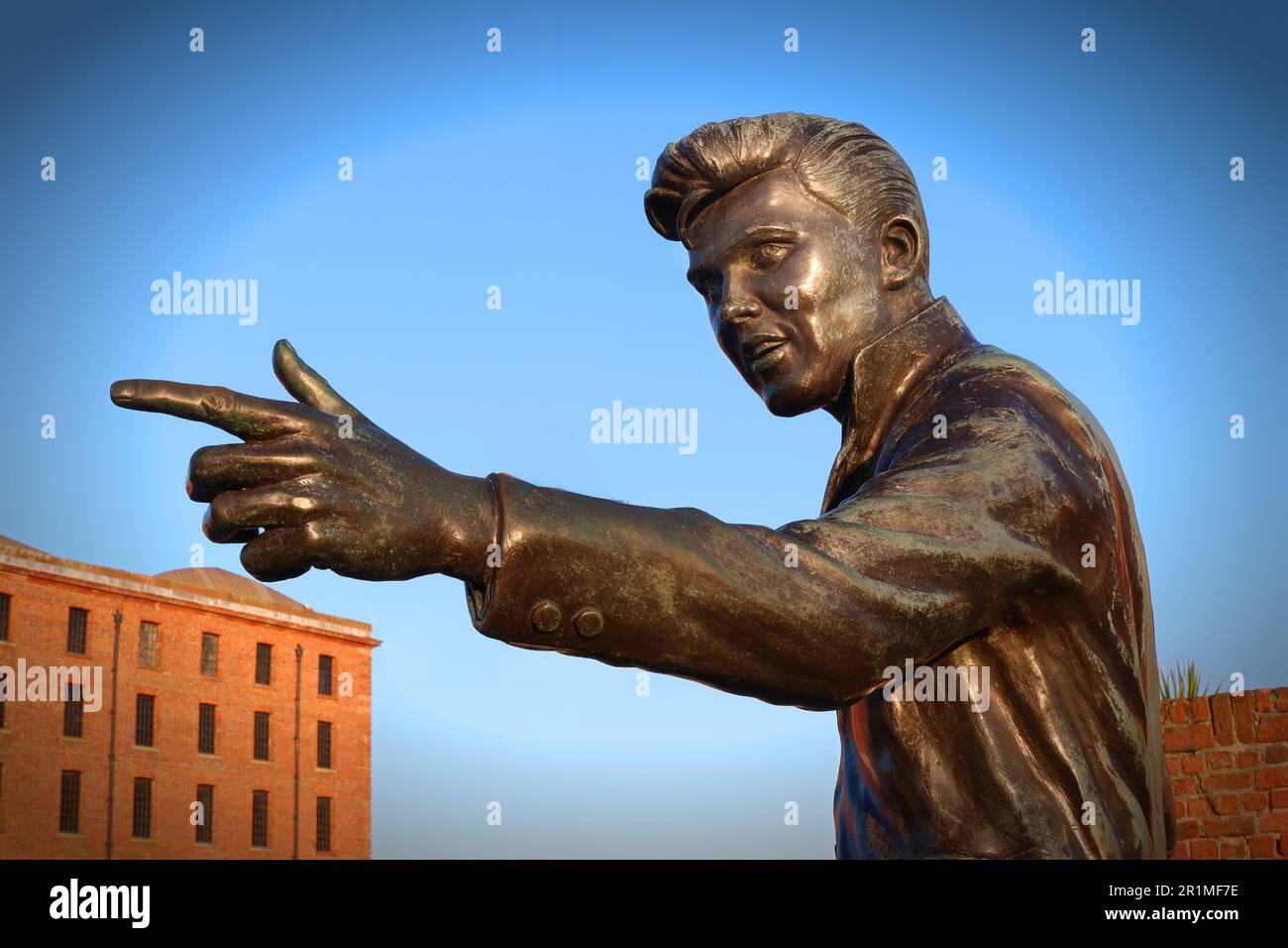 The Billy Fury memorial statue, Albert Dock, Pierhead, Kings Parade, Royal Albert Dock, Hartley Quay, Liverpool L3 4AQ Stock Photo