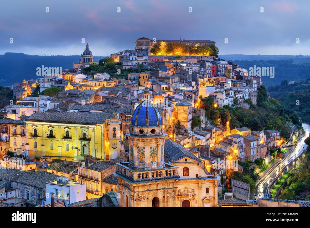 Foto Ragusa Night old medieval ragusa town view sicily hi-res stock photography and ...
