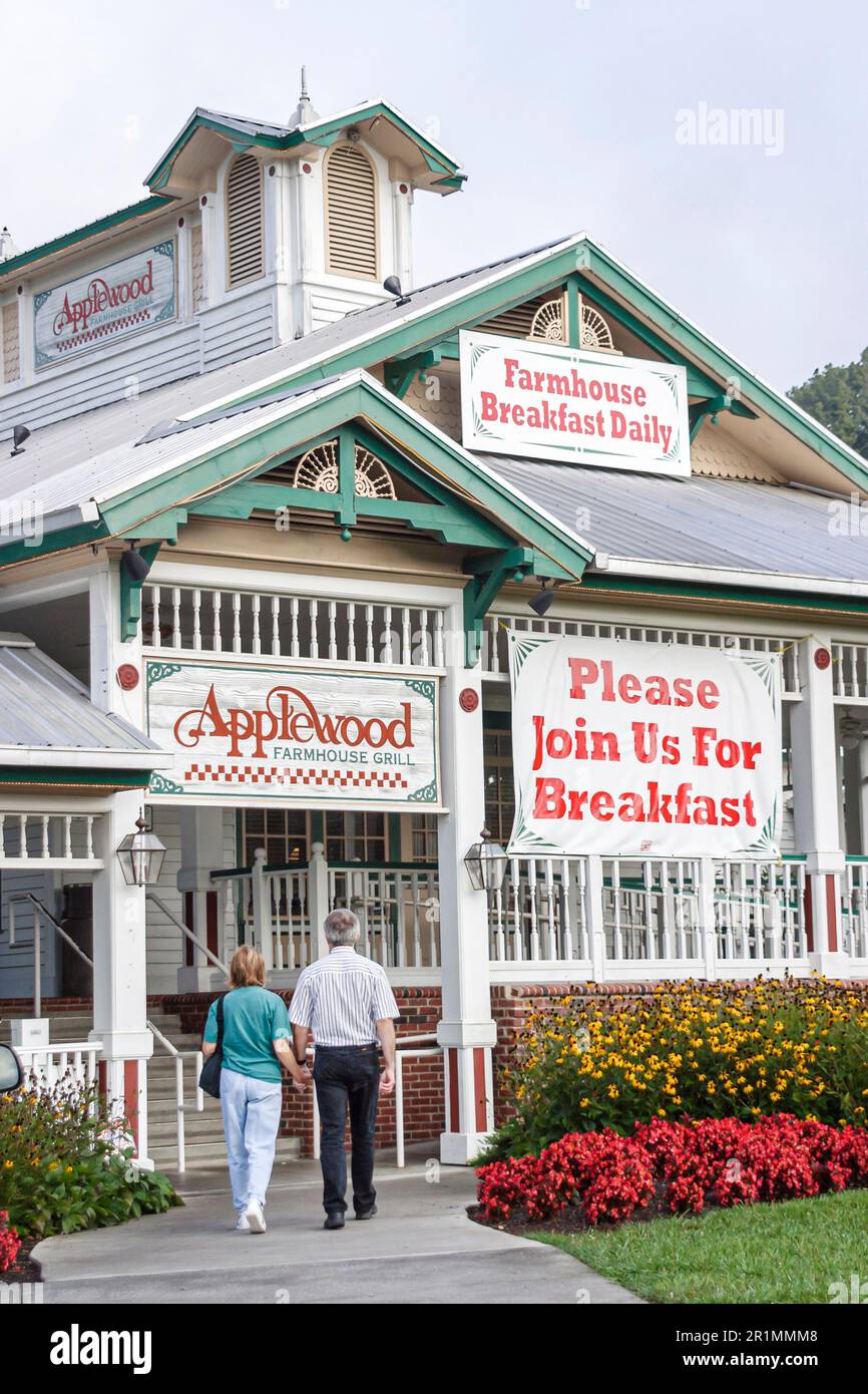 Sevierville Tennessee,Applewood Farmhouse Restaurant & Grill,man woman