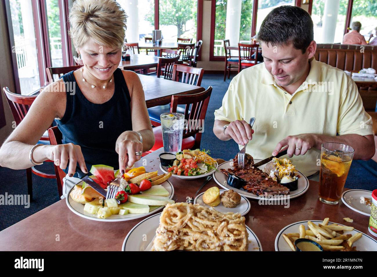 Sevierville Tennessee,Damon's Restaurant man woman female couple,eating