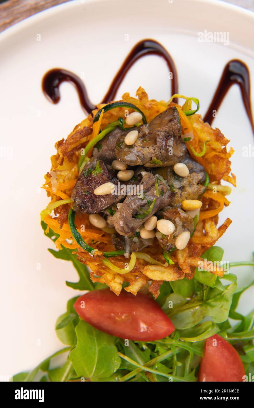 Recipe for poultry giblets in a nest of fried potatoes with rocket and