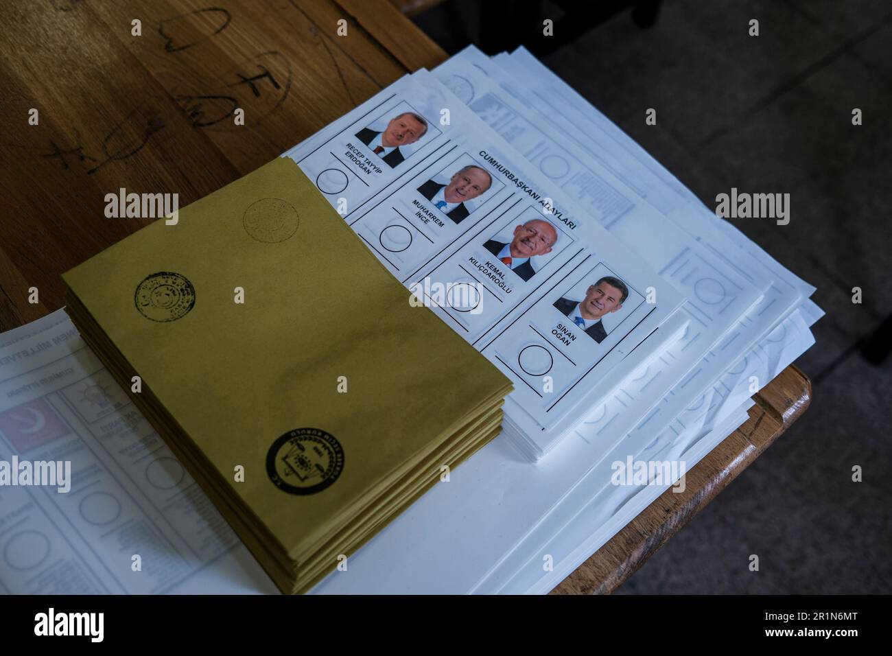 Izmir, Turkey. 14th May, 2023. A pile of ballots for presidential elections is seen on a table. Turkish voters proceed to their respective precincts to vote for their favored candidates in the 2023 presidential and parliamentary elections in Turkey. It is said that this is the biggest elections in Turkey history. (Photo by Murat Kocabas/SOPA Images/Sipa USA) Credit: Sipa USA/Alamy Live News Stock Photo