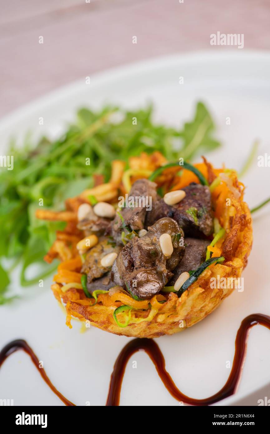 Recipe for poultry giblets in a nest of fried potatoes with rocket and