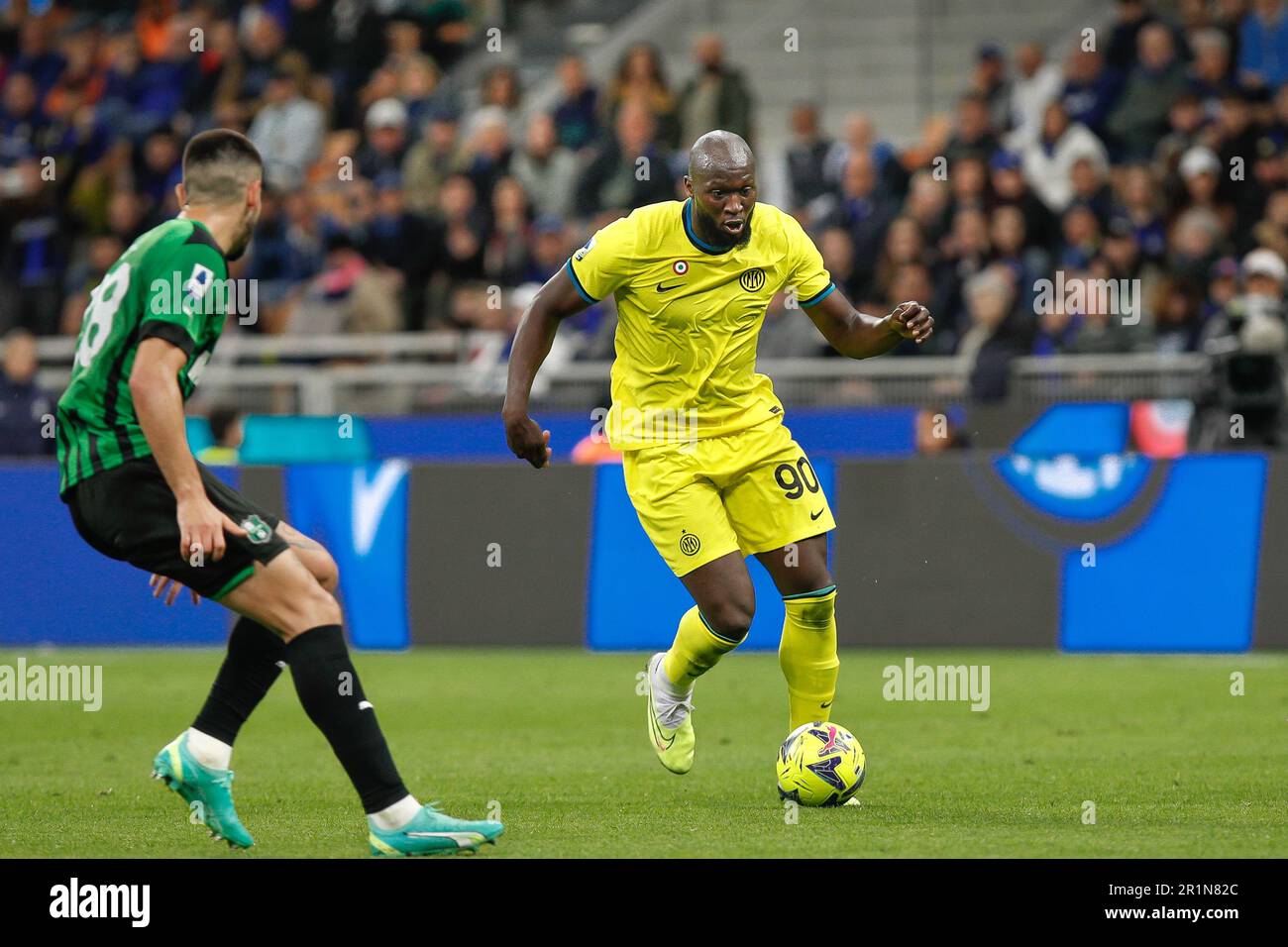 Milan, Italy. 13th May, 2023. Italy, Milan, may 13 2023: Romelu Lukaku (FC Inter striker) drives to the penalty area in the first half during soccer game FC INTER vs SASSUOLO, Serie A Tim 2022-2023 day35 San Siro stadium (Photo by Fabrizio Andrea Bertani/Pacific Press) Credit: Pacific Press Media Production Corp./Alamy Live News Stock Photo