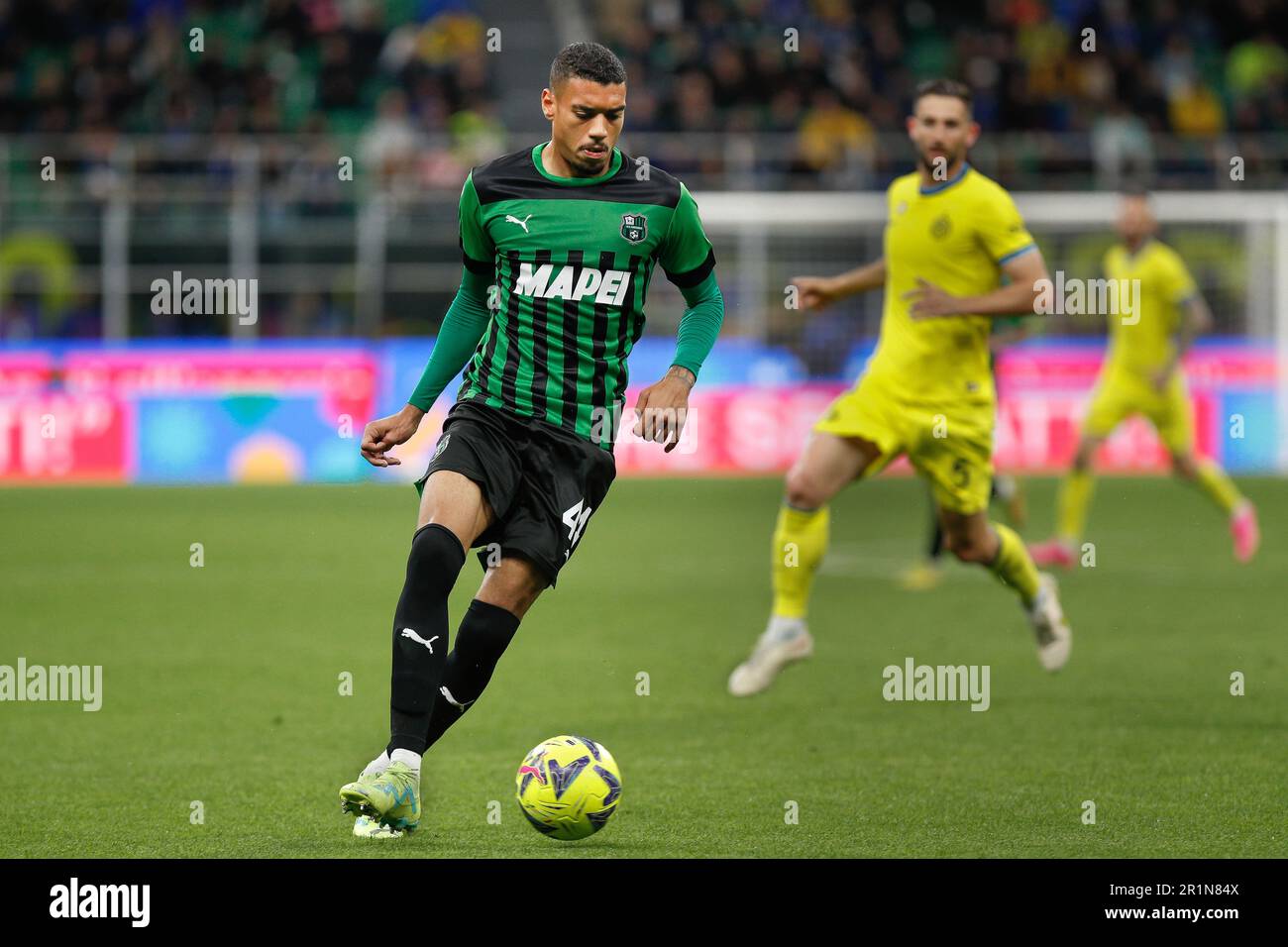 Milan, Italy. 13th May, 2023. Italy, Milan, may 13 2023: Ruan Tressoldi (Sassuolo defender) pass shot in back court in the first half during soccer game FC INTER vs SASSUOLO, Serie A Tim 2022-2023 day35 San Siro stadium (Photo by Fabrizio Andrea Bertani/Pacific Press) Credit: Pacific Press Media Production Corp./Alamy Live News Stock Photo