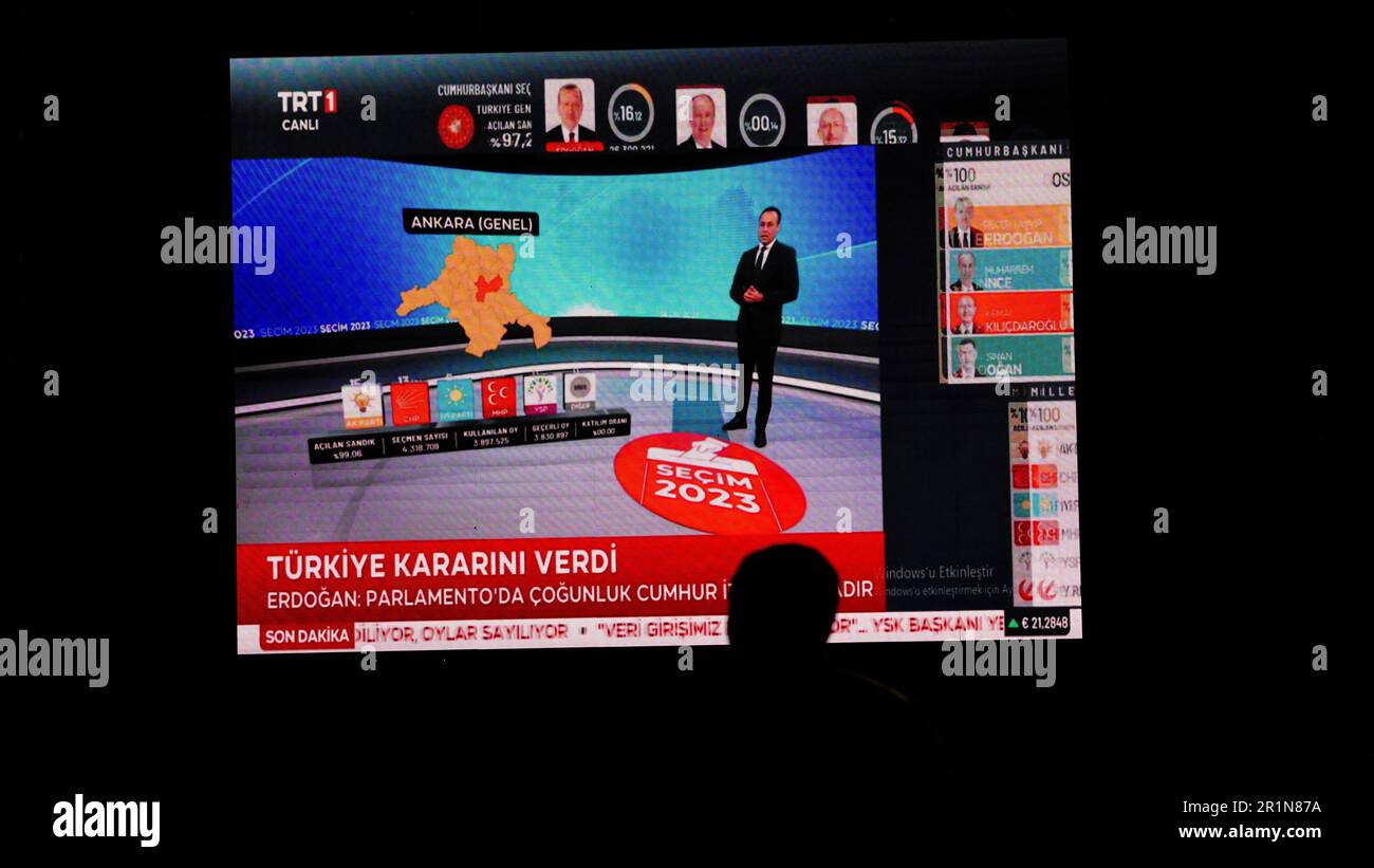 Izmir, Turkey. 15th May, 2023. AK Party supporters are watching live updates of the Turkish 2023 General Elections at midnight in front of the AK Party Izmir Provincial Presidency. Erdogan leads with 49.49% of the vote, Kilicdaroglu takes 44.79% of the vote after 91.93% of ballots were counted, the head of Turkey's Supreme Election Council said in early Monday. (Photo by Idil Toffolo/Pacific Press) Credit: Pacific Press Media Production Corp./Alamy Live News Stock Photo