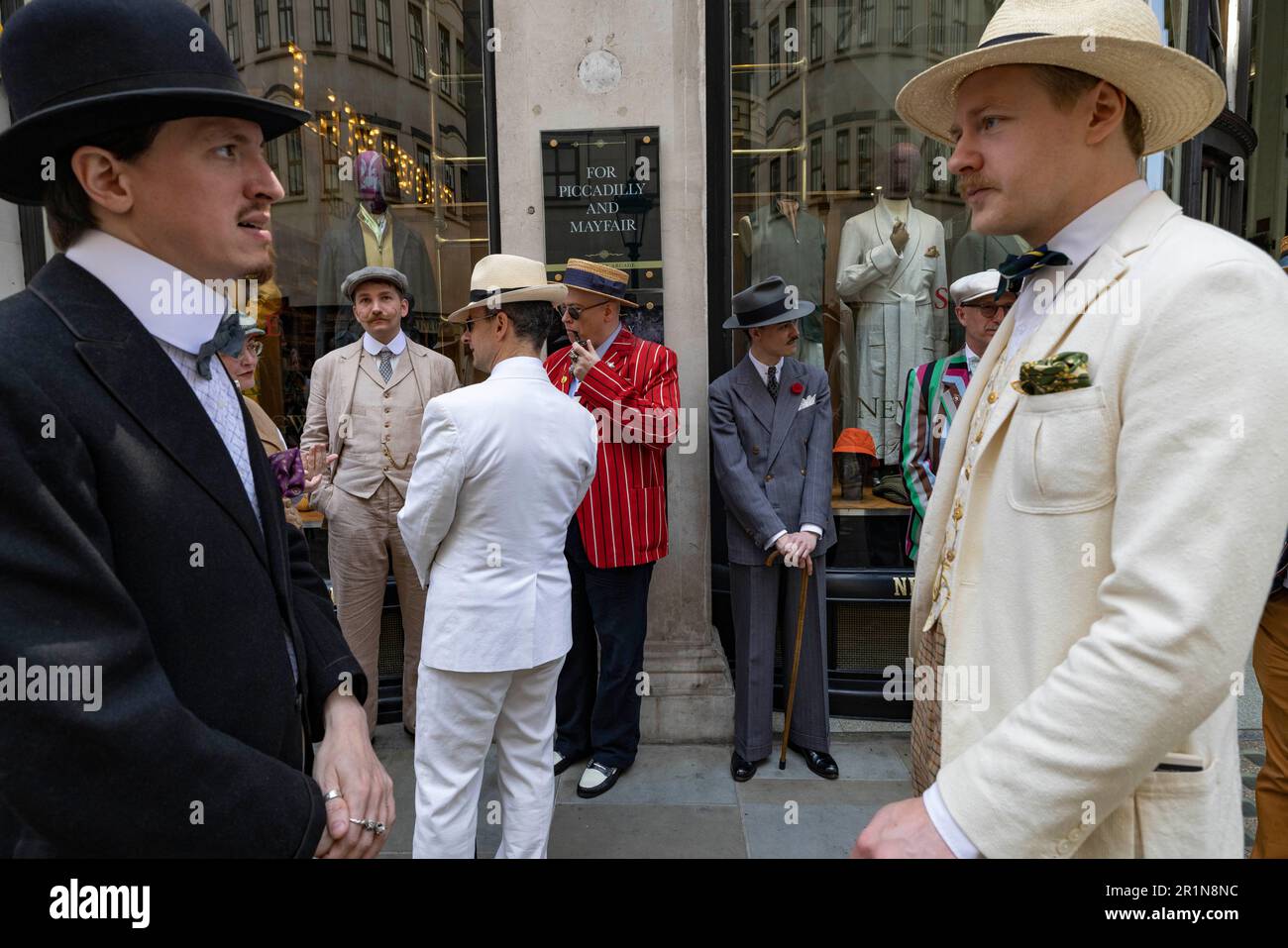 The Third Grand Flaneur Walk the dandies and dandizettes of Britain assemble at midday beside the statue of Beau Brummell on Jermyn Street, London, En Stock Photo
