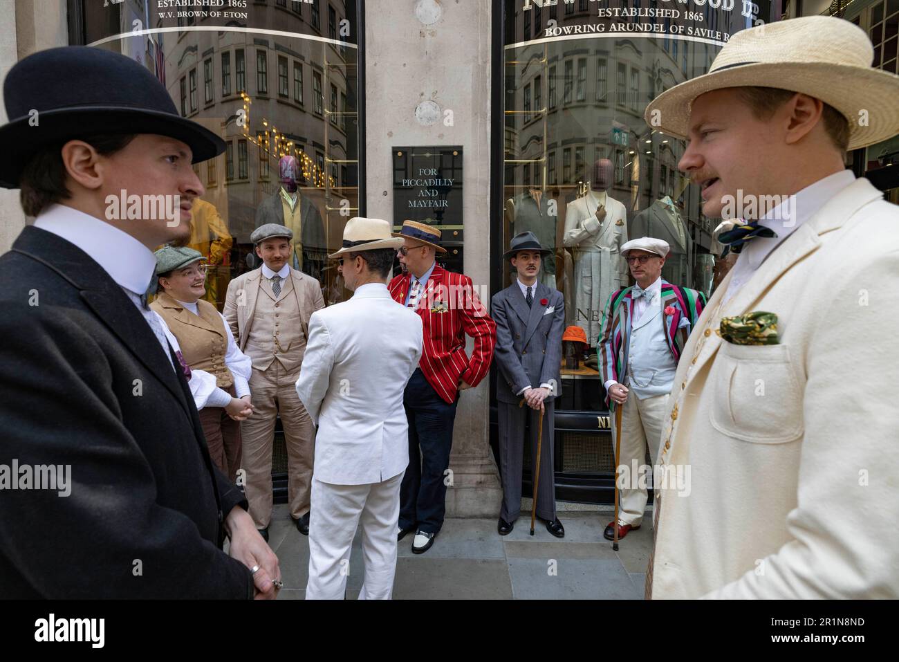 The Third Grand Flaneur Walk the dandies and dandizettes of Britain assemble at midday beside the statue of Beau Brummell on Jermyn Street, London, En Stock Photo