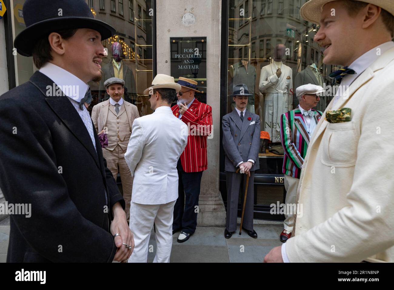 The Third Grand Flaneur Walk the dandies and dandizettes of Britain assemble at midday beside the statue of Beau Brummell on Jermyn Street, London, En Stock Photo