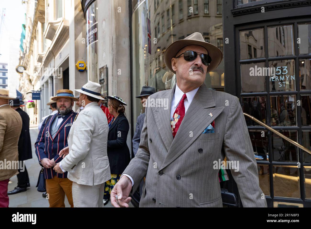 The Third Grand Flaneur Walk the dandies and dandizettes of Britain assemble at midday beside the statue of Beau Brummell on Jermyn Street, London, En Stock Photo
