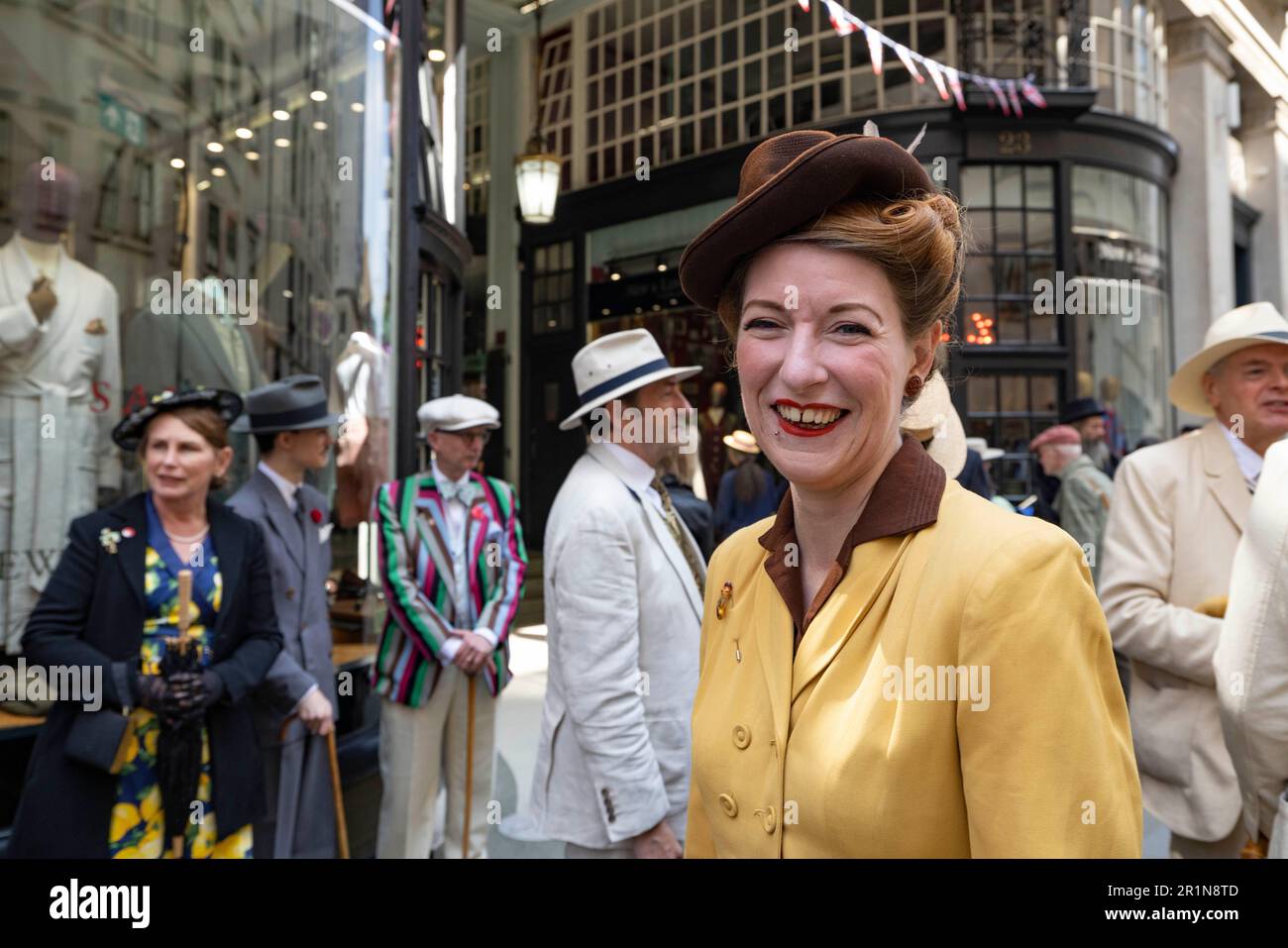 The Third Grand Flaneur Walk the dandies and dandizettes of Britain assemble at midday beside the statue of Beau Brummell on Jermyn Street, London, En Stock Photo