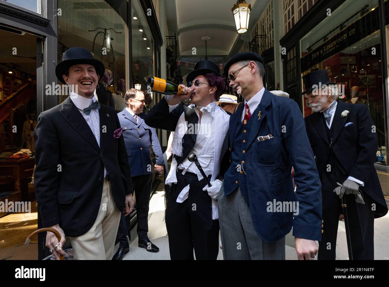 The Third Grand Flaneur Walk the dandies and dandizettes of Britain assemble at midday beside the statue of Beau Brummell on Jermyn Street, London, En Stock Photo