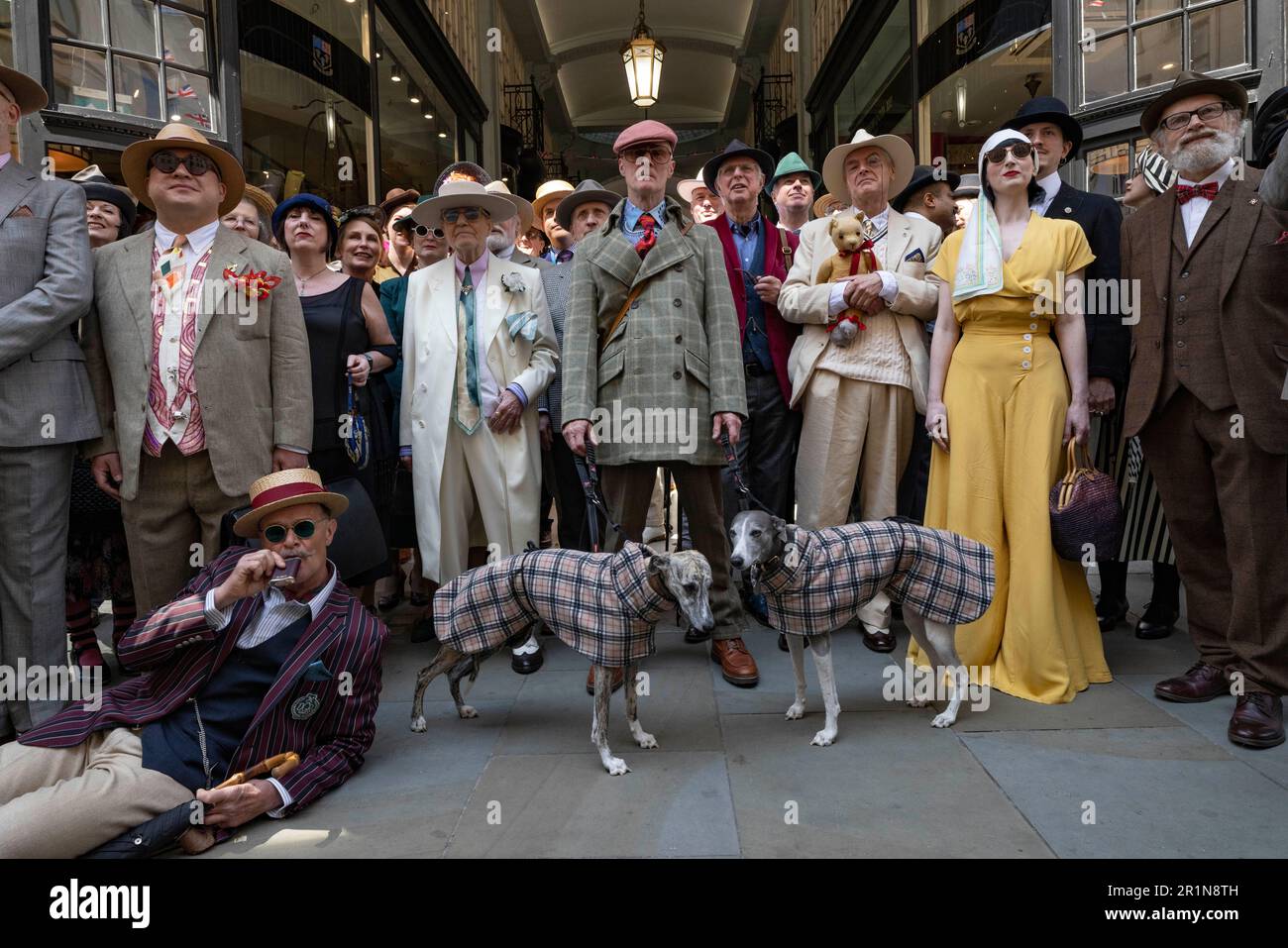 The Third Grand Flaneur Walk the dandies and dandizettes of Britain assemble at midday beside the statue of Beau Brummell on Jermyn Street, London, En Stock Photo