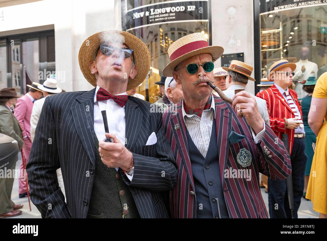 The Third Grand Flaneur Walk the dandies and dandizettes of Britain assemble at midday beside the statue of Beau Brummell on Jermyn Street, London, En Stock Photo