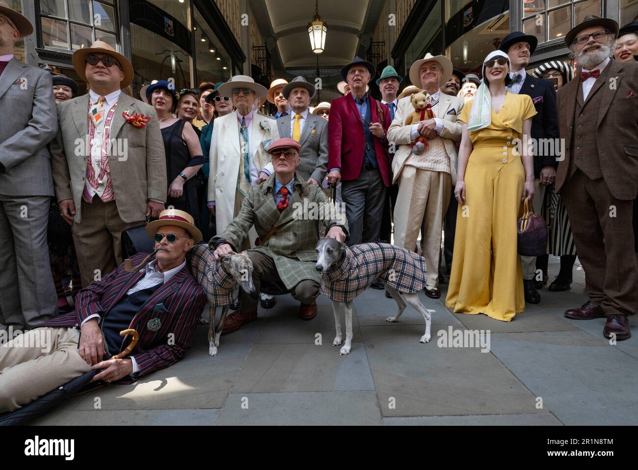 The Third Grand Flaneur Walk the dandies and dandizettes of Britain assemble at midday beside the statue of Beau Brummell on Jermyn Street, London, En Stock Photo