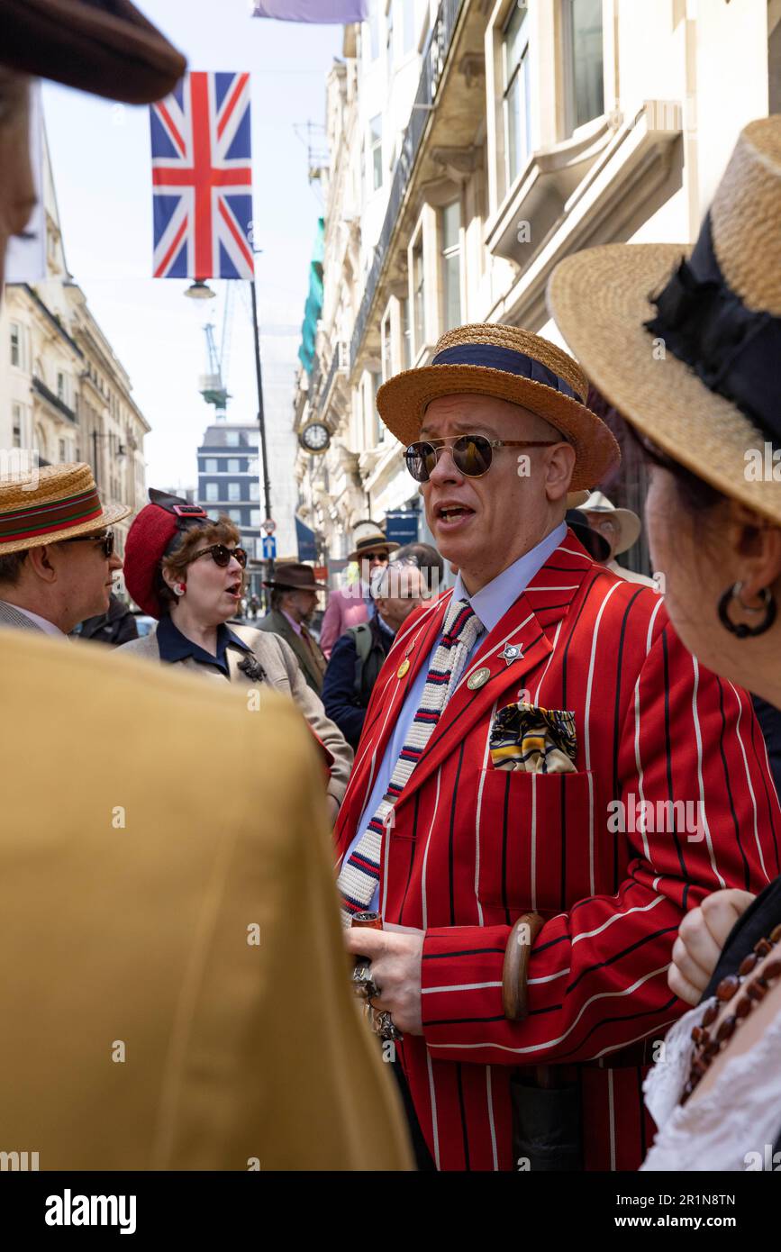 The Third Grand Flaneur Walk the dandies and dandizettes of Britain assemble at midday beside the statue of Beau Brummell on Jermyn Street, London, En Stock Photo