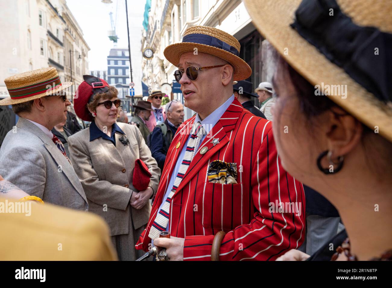 The Third Grand Flaneur Walk the dandies and dandizettes of Britain assemble at midday beside the statue of Beau Brummell on Jermyn Street, London, En Stock Photo