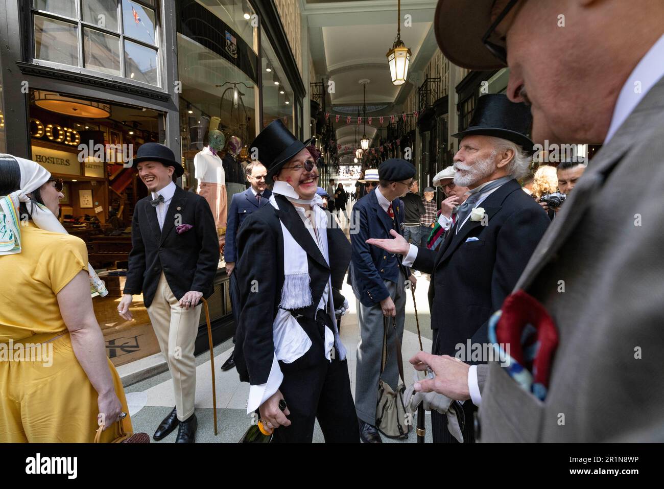 The Third Grand Flaneur Walk the dandies and dandizettes of Britain assemble at midday beside the statue of Beau Brummell on Jermyn Street, London, UK Stock Photo