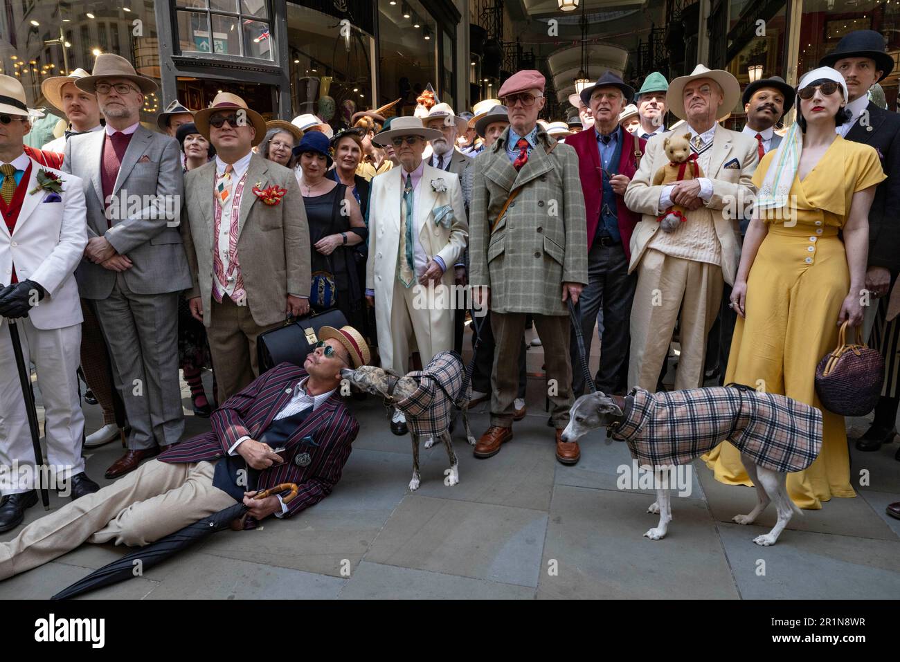 The Third Grand Flaneur Walk the dandies and dandizettes of Britain assemble at midday beside the statue of Beau Brummell on Jermyn Street, London, En Stock Photo