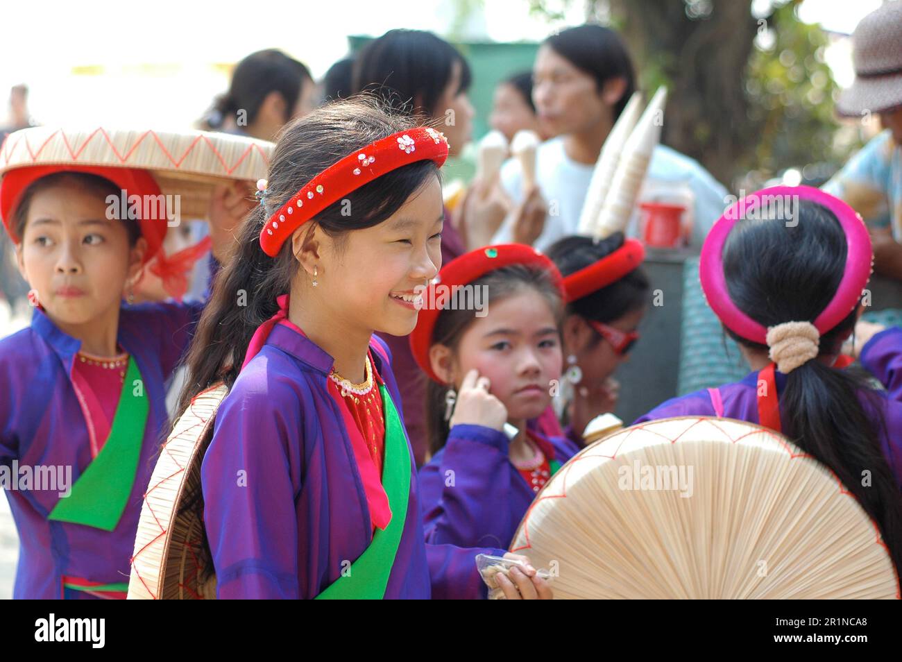 Bac Ninh, Vietnam February 2010: Quan Ho singing. Lim Festival on Tet Holiday. 越南旅游, Turismo Vietnamita, वियतनाम पर्यटन, Vietnam voluptuaria, 베트남 관광 Stock Photo