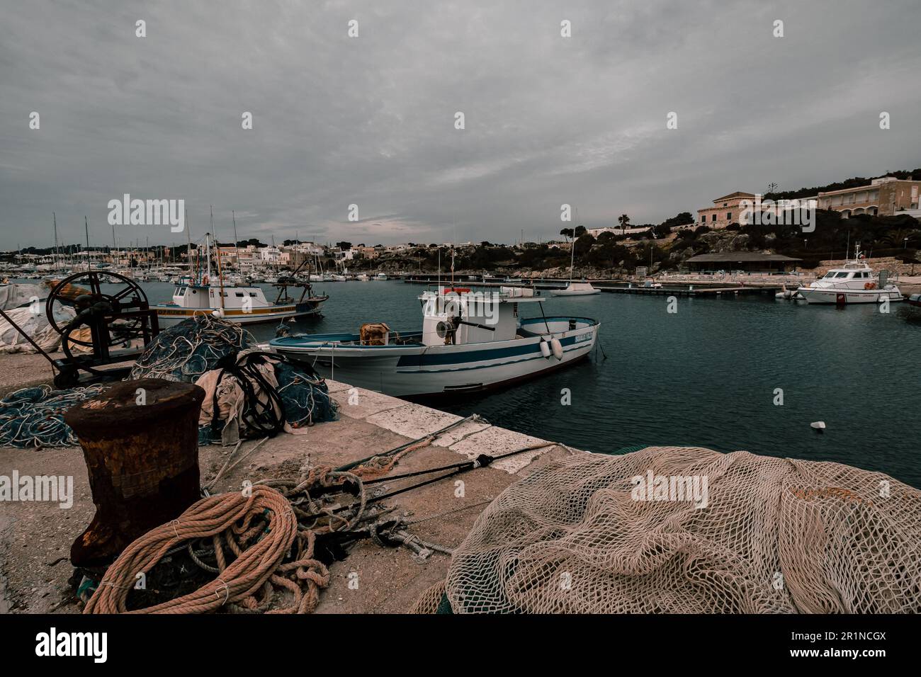 Il vecchio porto di Leuca ospita numerose imbarcazioni - Santa Maria Di Leuca, Salento, Puglia, Italy Stock Photo